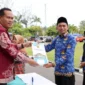 Wali Kota Pariaman Yota Balad menyerahkan SK PPPK tenaga honorer di halaman Balai Kota Pariaman, Kamis (9/10). (Foto: Kominfo Pariaman)