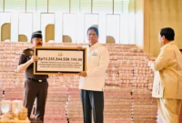 Presiden Prabowo Subianto menyaksikan penyerahan uang pengganti kerugian negara sebesar Rp 13,25 triliun hasil korupsi CPO dari Kejagung kepada Kemenkeu di Gedung Utama Kompleks Kejaksaan Agung RI, Jakarta, Senin (20/10/2025). (Foto: BPMI Setpres)