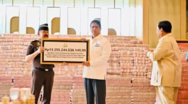 Presiden Prabowo Subianto menyaksikan penyerahan uang pengganti kerugian negara sebesar Rp 13,25 triliun hasil korupsi CPO dari Kejagung kepada Kemenkeu di Gedung Utama Kompleks Kejaksaan Agung RI, Jakarta, Senin (20/10/2025). (Foto: BPMI Setpres)