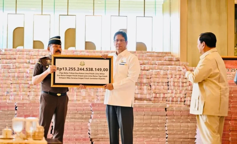 Presiden Prabowo Subianto menyaksikan penyerahan uang pengganti kerugian negara sebesar Rp 13,25 triliun hasil korupsi CPO dari Kejagung kepada Kemenkeu di Gedung Utama Kompleks Kejaksaan Agung RI, Jakarta, Senin (20/10/2025). (Foto: BPMI Setpres)