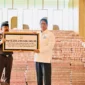 Presiden Prabowo Subianto menyaksikan penyerahan uang pengganti kerugian negara sebesar Rp 13,25 triliun hasil korupsi CPO dari Kejagung kepada Kemenkeu di Gedung Utama Kompleks Kejaksaan Agung RI, Jakarta, Senin (20/10/2025). (Foto: BPMI Setpres)