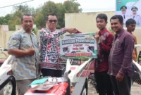 Penyerahan bantuan traktor kepada kelompok tani di Dharmasraya. (Foto: Kominfo Dharmasraya)