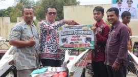Penyerahan bantuan traktor kepada kelompok tani di Dharmasraya. (Foto: Kominfo Dharmasraya)