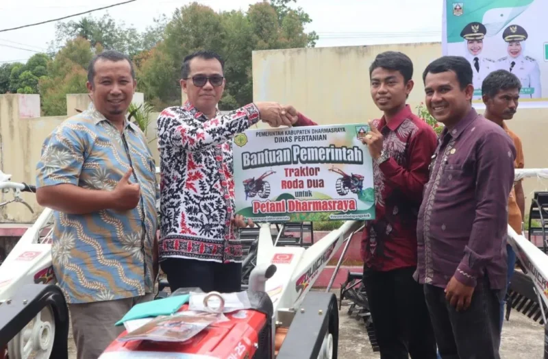 Penyerahan bantuan traktor kepada kelompok tani di Dharmasraya. (Foto: Kominfo Dharmasraya)