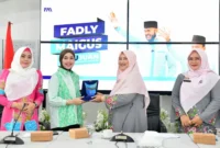 Ketua Bidang I TP-PKK Padang, Ny. Sri Hayati Maigus Nasir menyerahkan cenderamata kepada Ketua TP-PKK Kabupaten Bintan, Ny. Hafizha Rahmadhani Putri di Gedung Putih Kediaman Resmi Wali Kota Padang, Rabu (29/10/2025). (Foto: Prokopim Padang)