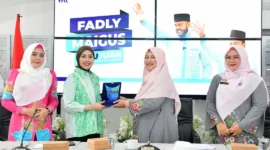 Ketua Bidang I TP-PKK Padang, Ny. Sri Hayati Maigus Nasir menyerahkan cenderamata kepada Ketua TP-PKK Kabupaten Bintan, Ny. Hafizha Rahmadhani Putri di Gedung Putih Kediaman Resmi Wali Kota Padang, Rabu (29/10/2025). (Foto: Prokopim Padang)