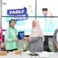 Ketua Bidang I TP-PKK Padang, Ny. Sri Hayati Maigus Nasir menyerahkan cenderamata kepada Ketua TP-PKK Kabupaten Bintan, Ny. Hafizha Rahmadhani Putri di Gedung Putih Kediaman Resmi Wali Kota Padang, Rabu (29/10/2025). (Foto: Prokopim Padang)