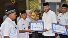 Wali Kota Padang Fadly Amran secara simbolis menyerahkan dana operasional RT/RW Padang Timur Triwulan III di Masjid Raya Andalas, Rabu (22/10/2025). (Foto: Prokopim Padang)