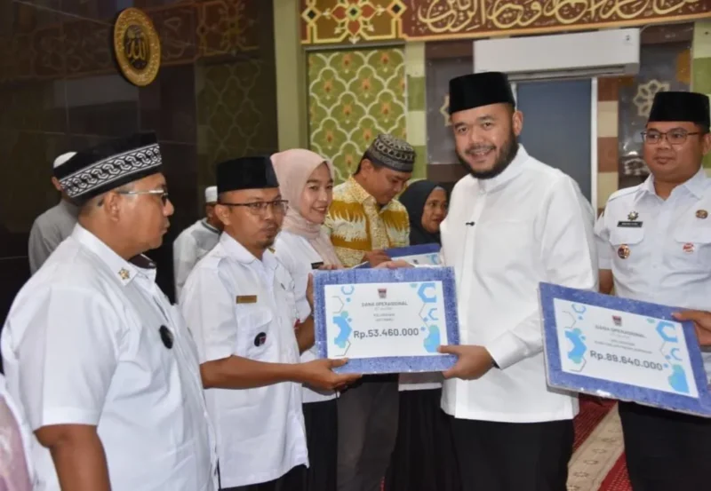 Wali Kota Padang Fadly Amran secara simbolis menyerahkan dana operasional RT/RW Padang Timur Triwulan III di Masjid Raya Andalas, Rabu (22/10/2025). (Foto: Prokopim Padang)