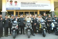 Wali Kota Padang Fadly Amran menyerahkan kendaraan operasional kepada Dubalang Kota, petugas Dishub dan Satpol PP di Gedung Bagindo Aziz Chan Youth Center, Kamis (30/10/2025). 