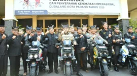 Wali Kota Padang Fadly Amran menyerahkan kendaraan operasional kepada Dubalang Kota, petugas Dishub dan Satpol PP di Gedung Bagindo Aziz Chan Youth Center, Kamis (30/10/2025). 