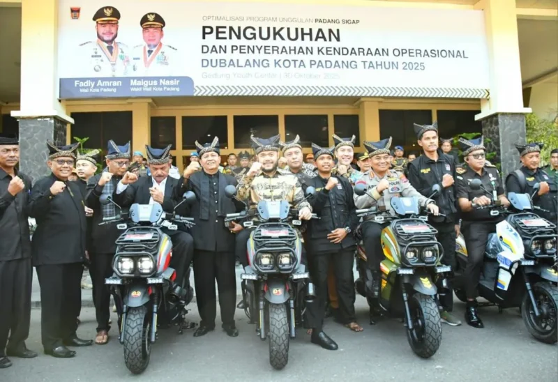 Wali Kota Padang Fadly Amran menyerahkan kendaraan operasional kepada Dubalang Kota, petugas Dishub dan Satpol PP di Gedung Bagindo Aziz Chan Youth Center, Kamis (30/10/2025). 