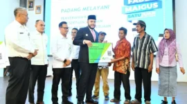 Wali Kota Padang, Fadly Amran menyerahkan secara simbolis menyerahkan Kartu BPJS Ketenagakerjaan kepada.000 pekerja rentan di Gedung Bagindo Aziz Chan Youth Center, Selasa (28/10/2025). (Foto: Prokopim Padang)