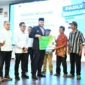 Wali Kota Padang, Fadly Amran menyerahkan secara simbolis menyerahkan Kartu BPJS Ketenagakerjaan kepada.000 pekerja rentan di Gedung Bagindo Aziz Chan Youth Center, Selasa (28/10/2025). (Foto: Prokopim Padang)