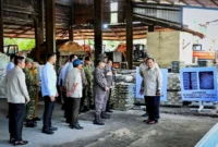 Presiden Prabowo Subianto menyaksikan penyerahan Aset Barang Rampasan Negara (BRN) kepada PT Timah Tbk di Smelter PT Tinindo Internusa, Kota Pangkal Pinang, Provinsi Kepulauan Bangka Belitung, Senin (6/10/2025). (Foto: BPMI Setpres)