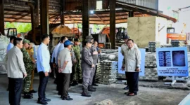 Presiden Prabowo Subianto menyaksikan penyerahan Aset Barang Rampasan Negara (BRN) kepada PT Timah Tbk di Smelter PT Tinindo Internusa, Kota Pangkal Pinang, Provinsi Kepulauan Bangka Belitung, Senin (6/10/2025). (Foto: BPMI Setpres)
