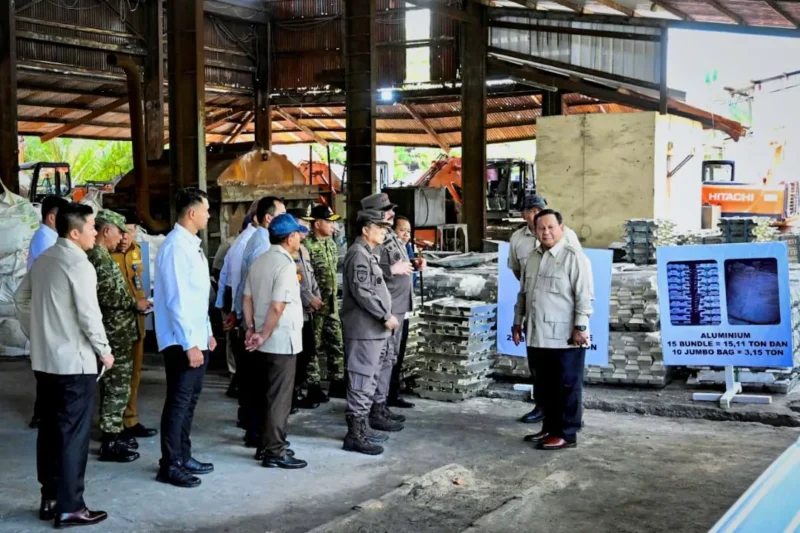 Presiden Prabowo Subianto menyaksikan penyerahan Aset Barang Rampasan Negara (BRN) kepada PT Timah Tbk di Smelter PT Tinindo Internusa, Kota Pangkal Pinang, Provinsi Kepulauan Bangka Belitung, Senin (6/10/2025). (Foto: BPMI Setpres)