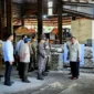 Presiden Prabowo Subianto menyaksikan penyerahan Aset Barang Rampasan Negara (BRN) kepada PT Timah Tbk di Smelter PT Tinindo Internusa, Kota Pangkal Pinang, Provinsi Kepulauan Bangka Belitung, Senin (6/10/2025). (Foto: BPMI Setpres)