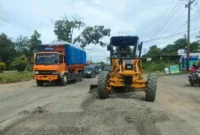 BPJN Sumbar memperbaiki Jalan Lintas Sumatera Km 3 Pulau Punjung, Senin (20/10/2025). (Foto: Kominfo Dharmasraya)