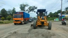 BPJN Sumbar memperbaiki Jalan Lintas Sumatera Km 3 Pulau Punjung, Senin (20/10/2025). (Foto: Kominfo Dharmasraya)
