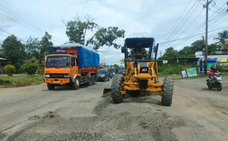 BPJN Sumbar memperbaiki Jalan Lintas Sumatera Km 3 Pulau Punjung, Senin (20/10/2025). (Foto: Kominfo Dharmasraya)