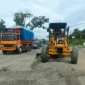 BPJN Sumbar memperbaiki Jalan Lintas Sumatera Km 3 Pulau Punjung, Senin (20/10/2025). (Foto: Kominfo Dharmasraya)