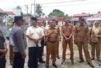 Wakil Bupati Pessel, Risnaldi Ibrahim didampingi Kepala Pelaksana BPBD Pessel, Yuskardi dan sejumlah kepala OPD saat melakukan peresmian EWS di Nagari Amping Parak, Senin (6/10/2025). (Foto: Dok. Yoniks)