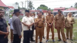 Wakil Bupati Pessel, Risnaldi Ibrahim didampingi Kepala Pelaksana BPBD Pessel, Yuskardi dan sejumlah kepala OPD saat melakukan peresmian EWS di Nagari Amping Parak, Senin (6/10/2025). (Foto: Dok. Yoniks)