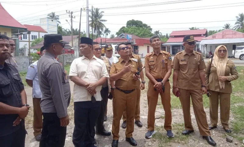 Wakil Bupati Pessel, Risnaldi Ibrahim didampingi Kepala Pelaksana BPBD Pessel, Yuskardi dan sejumlah kepala OPD saat melakukan peresmian EWS di Nagari Amping Parak, Senin (6/10/2025). (Foto: Dok. Yoniks)