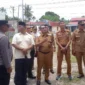 Wakil Bupati Pessel, Risnaldi Ibrahim didampingi Kepala Pelaksana BPBD Pessel, Yuskardi dan sejumlah kepala OPD saat melakukan peresmian EWS di Nagari Amping Parak, Senin (6/10/2025). (Foto: Dok. Yoniks)
