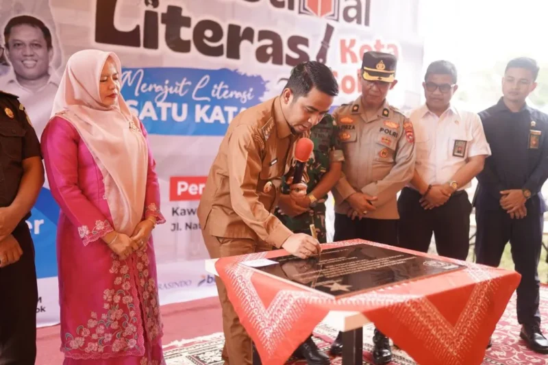 Wali Kota Solok, Dr. H. Ramadhani Kirana Putra meresmikan Gedung Perpustakaan Kota Solok, Selasa (14/10/2025). (Foto: Prokopim Kota Solok)