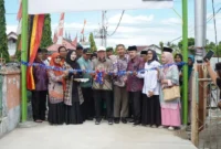 Wakil Wali Kota Padang, Maigus Nasir meresmikan penggunaan Jalan Penjernihan III RT 003 RW 07, Minggu (31/8/2025) pagi. (Foto: FB Diskominfo Padang)