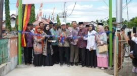 Wakil Wali Kota Padang, Maigus Nasir meresmikan penggunaan Jalan Penjernihan III RT 003 RW 07, Minggu (31/8/2025) pagi. (Foto: FB Diskominfo Padang)