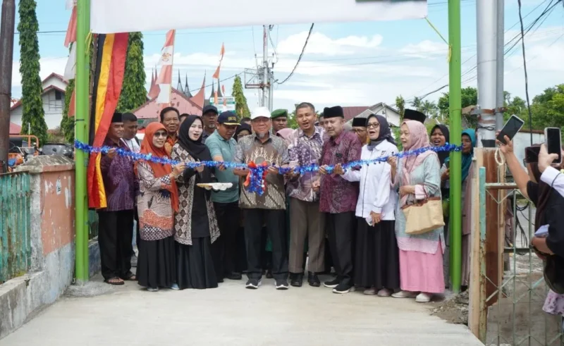 Wakil Wali Kota Padang, Maigus Nasir meresmikan penggunaan Jalan Penjernihan III RT 003 RW 07, Minggu (31/8/2025) pagi. (Foto: FB Diskominfo Padang)