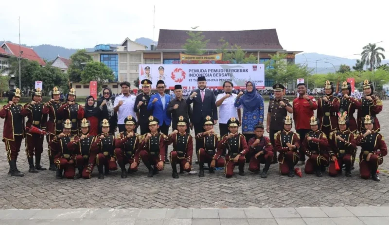 Wali Kota Padang Fadly Amran saat peringatan Hari Sumpah Pemuda ke-97 di Lapangan Upacara Balai Kota Aia Pacah, Selasa (28/10/2025). 