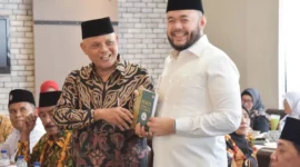 PD Perti Sumbar menggelar pertemuan silaturahmi bersama Wali Kota Padang Fadly Amran, di Rumah Makan Sederhana, Kamis (2/10/2025). (Foto: Prokopim Padang)