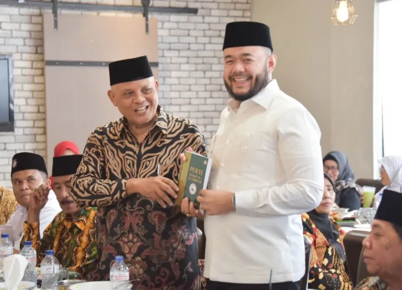 PD Perti Sumbar menggelar pertemuan silaturahmi bersama Wali Kota Padang Fadly Amran, di Rumah Makan Sederhana, Kamis (2/10/2025). (Foto: Prokopim Padang)