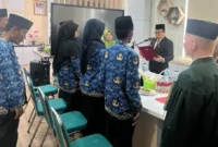 Penjabat Sekdakab Dharmasraya, Drs. Jasman Dt Bandaro Bendang, MM melantik sejumlah pejabat administrator dan fungsional di lingkungan Pemkab Dharmasraya, Jumat (24/10/2025). (Foto: Kominfo Dharmasraya)