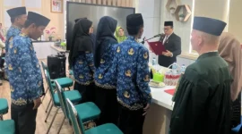 Penjabat Sekdakab Dharmasraya, Drs. Jasman Dt Bandaro Bendang, MM melantik sejumlah pejabat administrator dan fungsional di lingkungan Pemkab Dharmasraya, Jumat (24/10/2025). (Foto: Kominfo Dharmasraya)