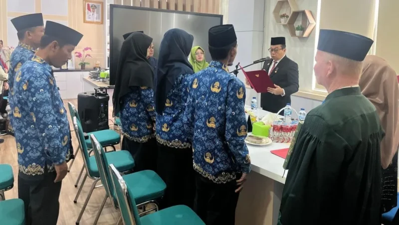 Penjabat Sekdakab Dharmasraya, Drs. Jasman Dt Bandaro Bendang, MM melantik sejumlah pejabat administrator dan fungsional di lingkungan Pemkab Dharmasraya, Jumat (24/10/2025). (Foto: Kominfo Dharmasraya)