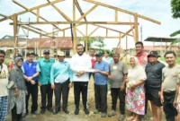 Wali Kota Padang, Fadly Amran meninjau langsung proses pembangunan Poskamling Gunung Sago, Kelurahan Gunung Pangilun, Kecamatan Padang Utara, Minggu (26/10/2025). (Foto: Prokopim Padang)
