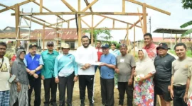 Wali Kota Padang, Fadly Amran meninjau langsung proses pembangunan Poskamling Gunung Sago, Kelurahan Gunung Pangilun, Kecamatan Padang Utara, Minggu (26/10/2025). (Foto: Prokopim Padang)