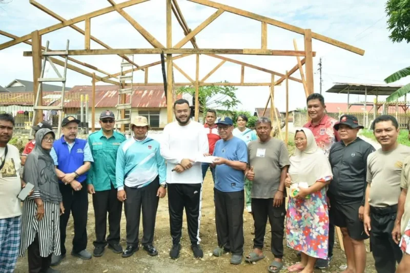 Wali Kota Padang, Fadly Amran meninjau langsung proses pembangunan Poskamling Gunung Sago, Kelurahan Gunung Pangilun, Kecamatan Padang Utara, Minggu (26/10/2025). (Foto: Prokopim Padang)