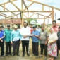 Wali Kota Padang, Fadly Amran meninjau langsung proses pembangunan Poskamling Gunung Sago, Kelurahan Gunung Pangilun, Kecamatan Padang Utara, Minggu (26/10/2025). (Foto: Prokopim Padang)