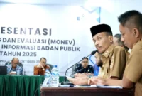 Wakil Bupati Solsel H. Yulian Efi dalam sesi presentasi di Kantor KI Sumbar. (Foto: Humas Pemkab Solsel)