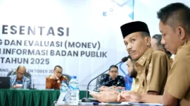 Wakil Bupati Solsel H. Yulian Efi dalam sesi presentasi di Kantor KI Sumbar. (Foto: Humas Pemkab Solsel)