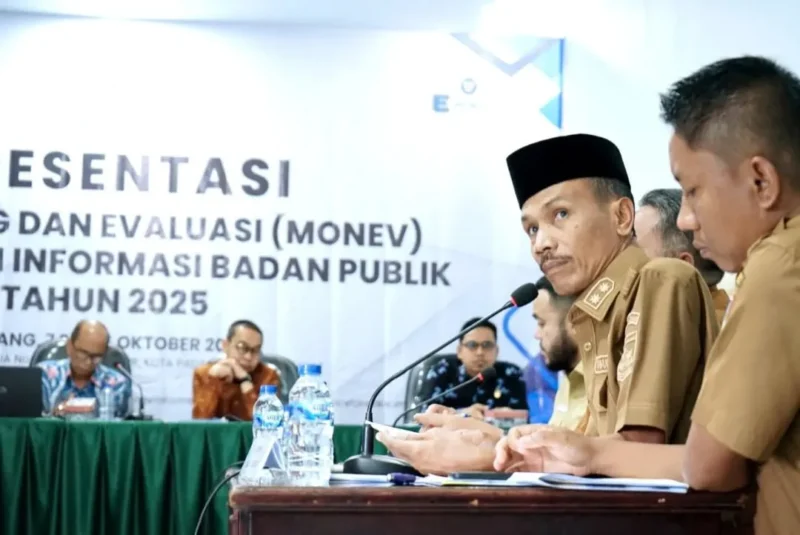Wakil Bupati Solsel H. Yulian Efi dalam sesi presentasi di Kantor KI Sumbar. (Foto: Humas Pemkab Solsel)