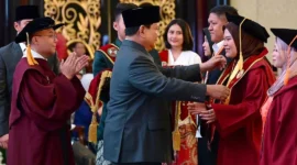 Presiden Prabowo Subianto menghadiri Sidang Senat Terbuka dalam rangka Pengukuhan Mahasiswa Baru Sarjana dan Magister Tahun Ajaran 2025/2026, serta Wisuda Sarjana sekaligus Dies Natalis UKRI 2025 di Trans Convention Centre, Kota Bandung, Jabar, Sabtu (18/10/2025). (Foto: BPMI Setpres)