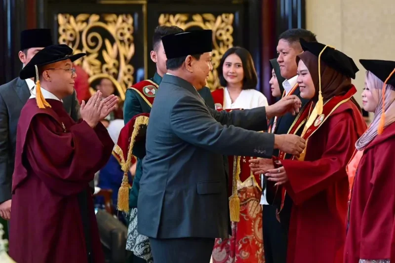Presiden Prabowo Subianto menghadiri Sidang Senat Terbuka dalam rangka Pengukuhan Mahasiswa Baru Sarjana dan Magister Tahun Ajaran 2025/2026, serta Wisuda Sarjana sekaligus Dies Natalis UKRI 2025 di Trans Convention Centre, Kota Bandung, Jabar, Sabtu (18/10/2025). (Foto: BPMI Setpres)
