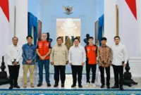 Presiden Prabowo Subianto menerima kunjungan juara dunia MotoGP Marc Marquez bersama dua pembalap muda Indonesia, Mario Aji dan Veda Ega Pratama, di Istana Merdeka, Jakarta, Selasa (30/9/2025). (Foto: BPMI Setpres) 
